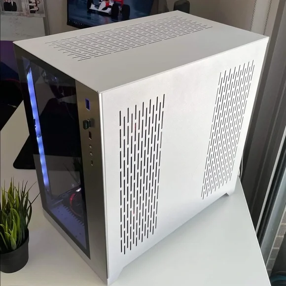 Desktop w/monitor or keyboard. - Picture 4 of 7